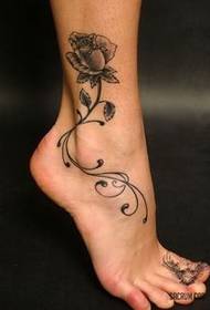 tatuaj cu viță de flori la gleznă