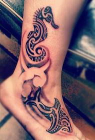 kvinnlig hippocampus totem tatuering