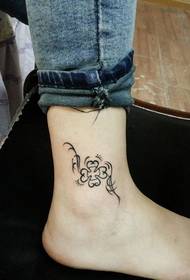 隻腳的美麗四葉三葉草紋身