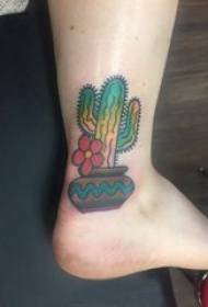 Kaktuso tatuiruotės merginos kulkšnis ant spalvoto kaktuso tatuiruotės paveikslėlio