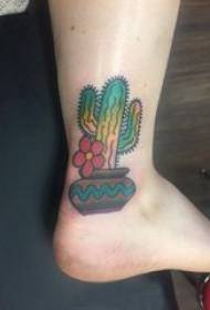 Caviglia della ragazza del tatuaggio del cactus sull'immagine colorata del tatuaggio del cactus