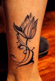 Human sa pagtan-aw nga litrato sa black-grey nga lotus nga tattoo