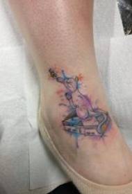 piccola caviglia ragazza gatto fresca sulla foto tatuaggio gatto colorato