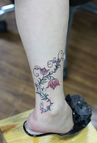Tatuaje de tobillo de loto