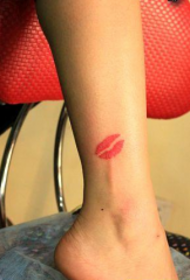 腳踝美麗的唇印紋身