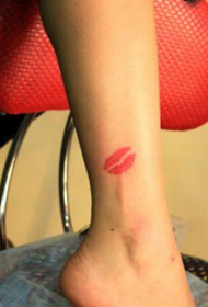 bellissimo tatuaggio con stampa labbra alla caviglia