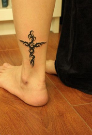tatuata di gamba di bello totem tatuate di croce