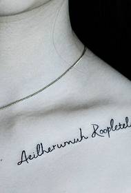 tatuaggio tatuaggio inglese semplice sotto la clavicola