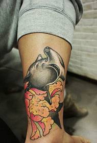 disegno del tatuaggio squalo colore delle gambe