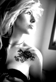 краса ключиця красива троянда татуювання