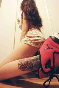 女生腿部彩色玫瑰图腾欧美纹身