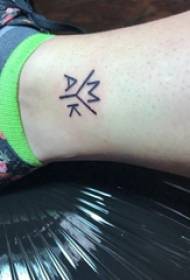 Tatuiruotės Moteriški laiškai pav. Moteriškos kojos ant juodų raidžių tatuiruotės paveikslėlis