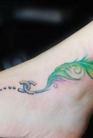 Imatge del tatuatge de la ploma del paó de turmell
