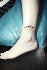 Tus hluas nkauj Elegant's ECG tattoo duab ntawm ko taw liab qab