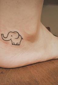 발목에 귀여운 작은 코끼리 문신
