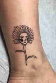 Pagpananom og mga tattoo nga batang lalaki nga adunay ankle sa usa ka alternatibo nga litrato sa bulak nga tattoo
