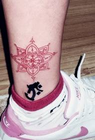 tatuaggio sanscrito alla caviglia piuttosto piccolo