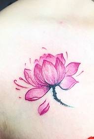 ragazza bianca sotto la clavicola sotto un tatuaggio tatuaggio di loto