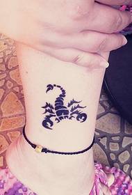 tatuaggio bellissimo totem scorpione piede bello