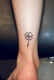 tatuazh i vajzave të tërfilit të tërfishtë me katër fletë, 89626 @ model i freskët i vogël tatuazh i këmbës