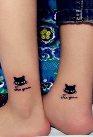 Paret söt svart katt älskar tatuering