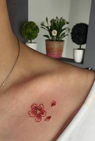 tato bunga sakura kecil di bawah tulang selangka sangat indah