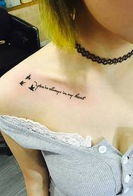 малко момиче под ключицата малка свежа английска татуировка на татуировка