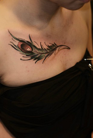 tatuaxe de moda de plumas de pavo real clavícula rapaza