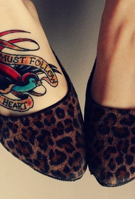 момичета стремят към личността малка татуировка на лястовицата