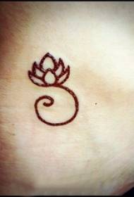 caviglia della ragazza del tatuaggio del loto di sonno sull'immagine nera del tatuaggio del loto