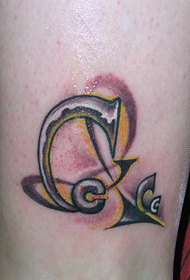 modello di tatuaggio lettera gamba