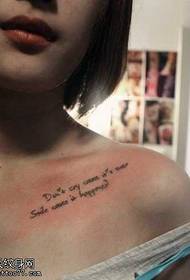 Tatuaggio con lettere sulla clavicola