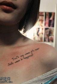 გოგონა clavicle წერილი tattoo ნიმუში