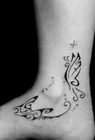 modello del tatuaggio del totem di modo della caviglia