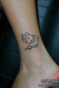 sevimli küçük fil dövme deseni kızın ayak bileği