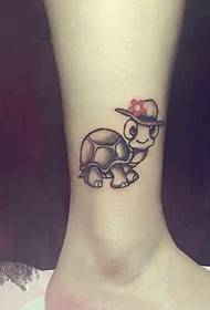 в капелюсі на босих ногах малюнок татуювання маленької черепахи