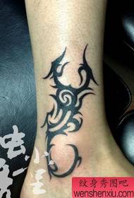 una caviglia Totem Scorpion Tattoo Pattern