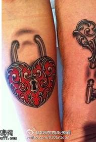 bella coppia di polsi modello tatuaggio blocco