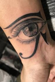 polso maschile tatuaggio sull'immagine del tatuaggio occhio grigio nero