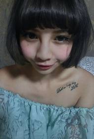tatuaggio di parola inglese dolce bambina clavicola moda