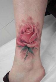 schéine rose Tattoo op de Knöchel