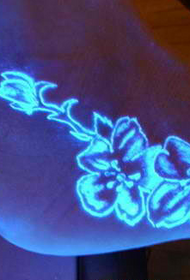 tatuaggio fluorescente fiore tacco