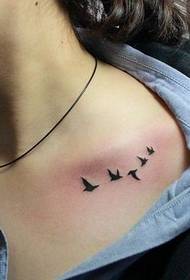 bellissimo tatuaggio totem sexy clavicola