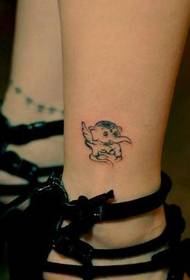 Piedi di bellezza che soggiornano sul modello del tatuaggio dell'elefante
