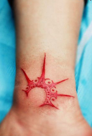 małe pop totemowe tatuaże słoneczne przy kostce