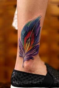 patrón de tatuaje de plumas de color de tobillo