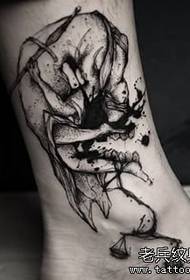 disegno del tatuaggio floreale a forma umana astratta dipinta alla caviglia