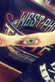 meitenes uz rokas krāsoja vienkāršas līnijas 3d reālistiskas acu tetovējuma bildes
