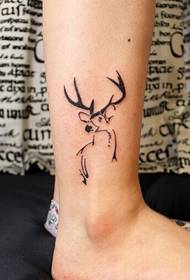 prekrasna svježa tetovaža jelena na gležnju