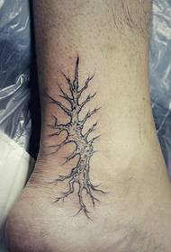 personīgās mākslas totēma tetovējuma attēls zem kailām kājām